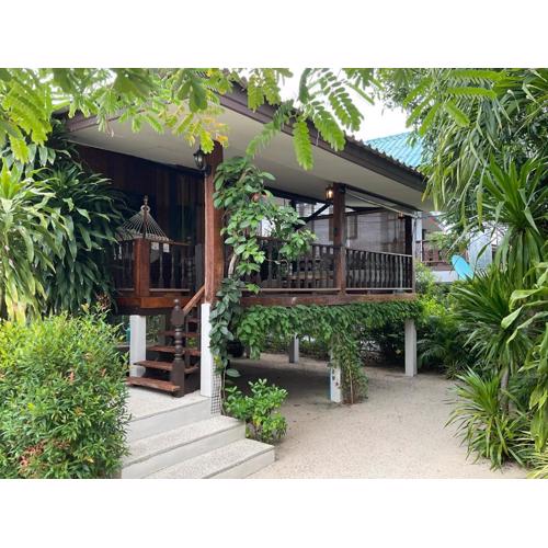 Boutique Beach Cottage - Steps to Beach