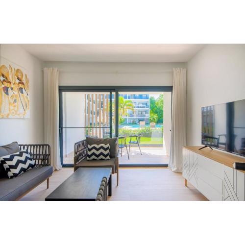 Bran new condo with pool access