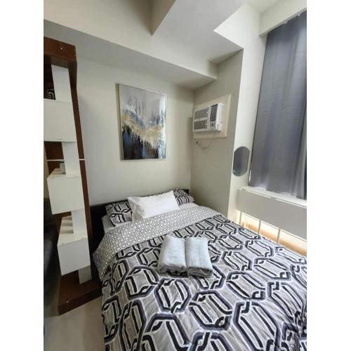 Brand new!! A City lights Studio at Congressional Ave - CTC 2