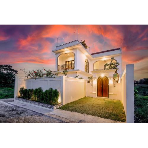 Brand New Canggu 3BR Villa-Rooftop, Gym, Projector