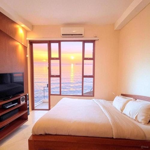 BREATHTAKING BAYVIEWS - 1-5 BR Luxury and Superior Condos with Panoramic Bay Views, Balcony, Gym, Pool & Netflix - Housekeeping Available -