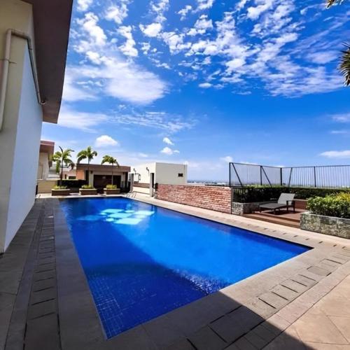 Bright & Airy Studio near Venice Mall with Pool, Gym & Fast WiFi