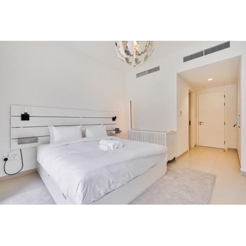 Bright and Airy 2BR, Family-Friendly with Pool and Gym