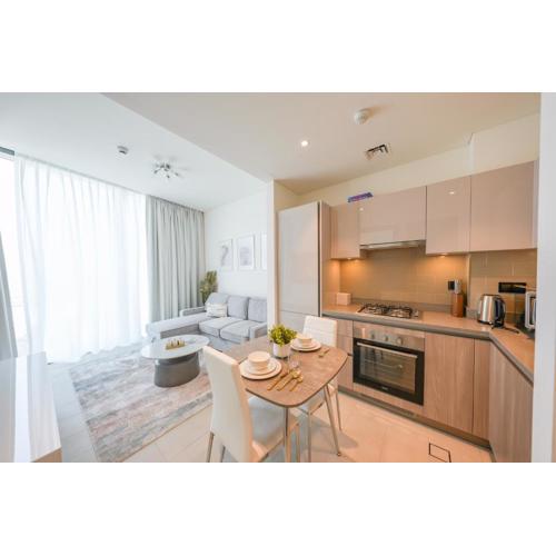 Bright Apartment With Panoramic CityScape Views