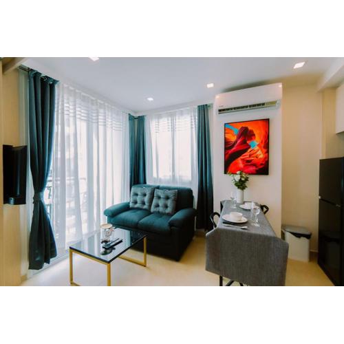 Bright Corner Apartment, Central Location