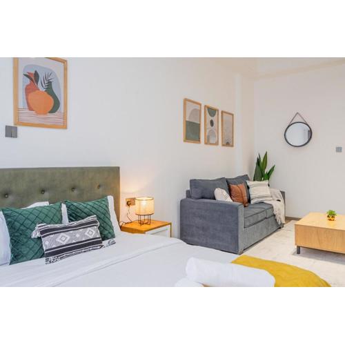 Bright Modern Studio in the Heart of the City!