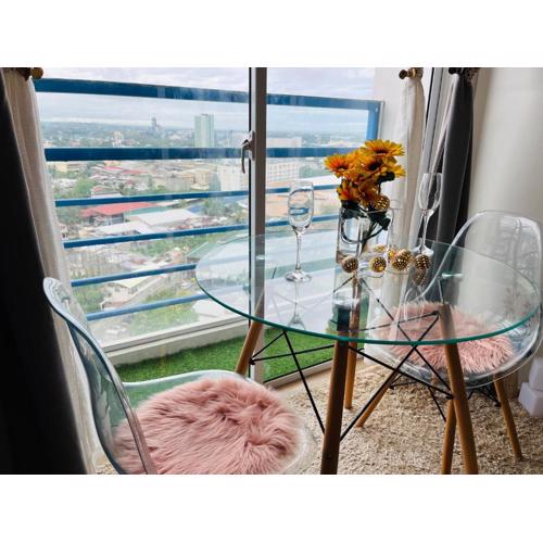 Bright Studio Sleeps 3 with Parking and City view