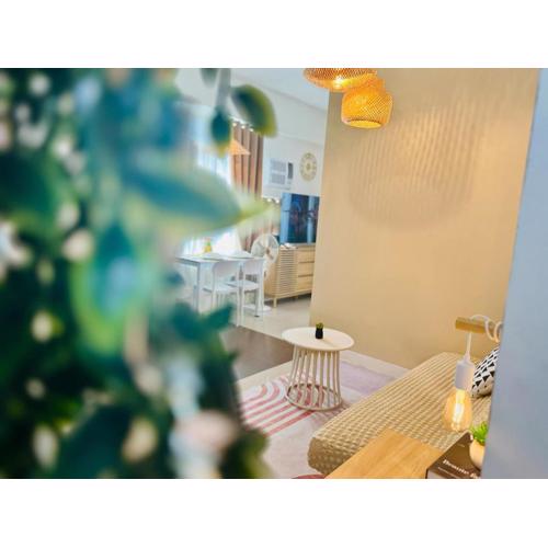 Budget Friendly Staycation walking distance to Venice Mall with Netflix and Wifi