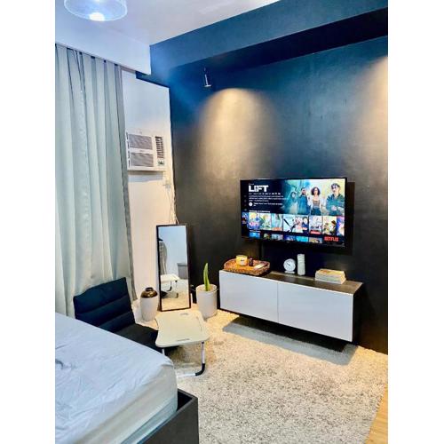 Budget Monochrome FREE Wifi, Netflix and Pool - Studio Type Condo in Mesaverte Residences