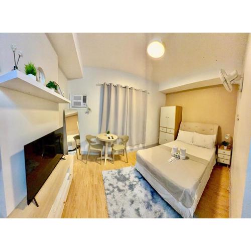 Budget Rustic Charm with Netflix Wifi and Pool - Mesaverte Residences Studio Unit