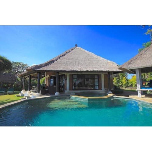 Bundar - Superb beachfront villa with pool and staff!