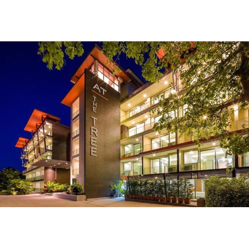 C112 Walk to Town Swim-Up Pool