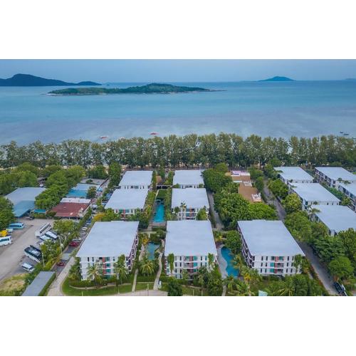 C221 Peaceful Stay Pool,Sauna, Walk to Beach