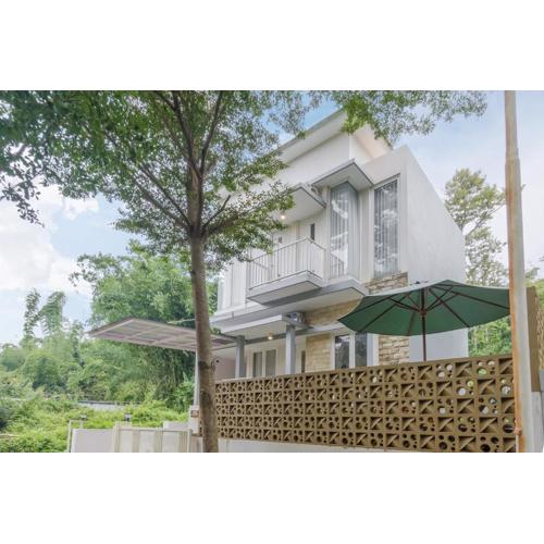 Calma Edelweiss Villa Lawang Malang