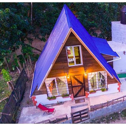 Canada House Queen bed in 2nd floor dbl sofa bed in 1st floor BBQ Private pool, river