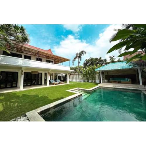 Canggu Nightlife, Walk to BEST Coffee Shops! Beach 5min, Large Pool Villa Umalas, Tropical Garden