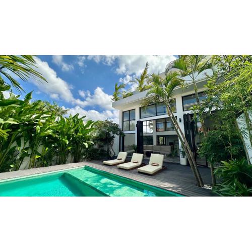 Canggu Villa - 7BR Private Cook, Pool, Rooftop Cinema
