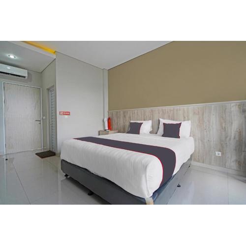 Capital O 1898 Louise Place