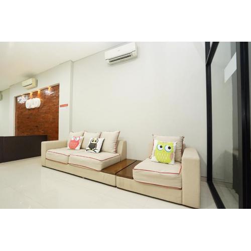 Capital O 449 The Colins