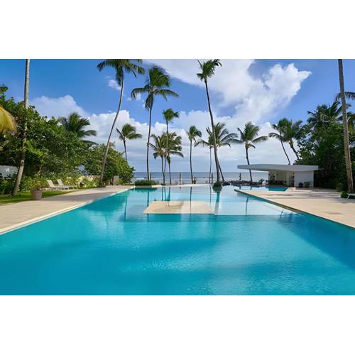 Caribbean Sunrise View, Beachfront Apartment.