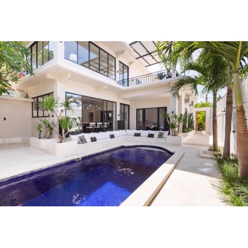 Carved Door Villa Canggu