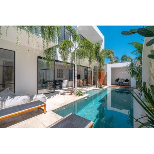 Casa Embra - Chic & Tropical 4-Bedroom Villa in Central Berawa