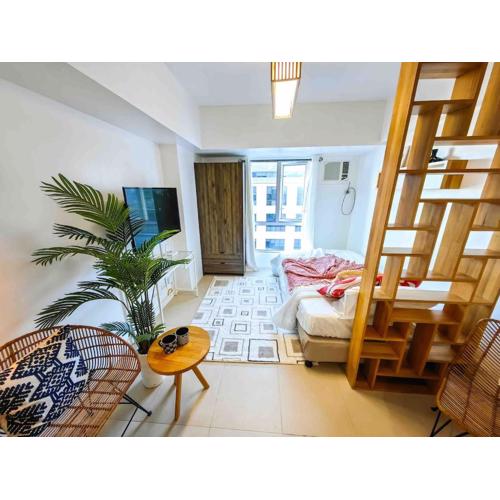 Casa Siempre's Studio at Avida Riala Towers - 5 minutes walk to Ayala Central Bloc, with 3 Pools, Fast Wi-Fi, & City Views inside Cebu IT Park