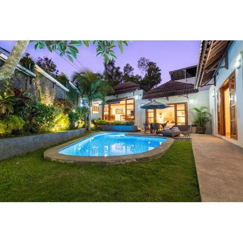 Casalola - 10 Min to Beach, Vast Villa with Pool & Garden View