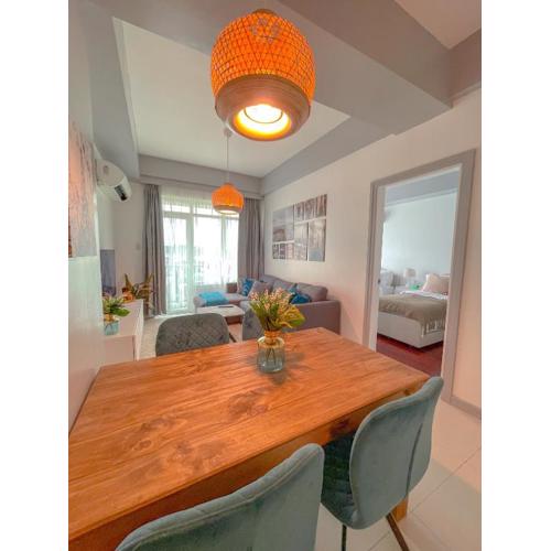 Cebu City Center Suite- Scenic view with Balcony