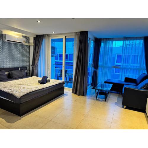 Centara Avenue Residences studio room 8th floor smart tv