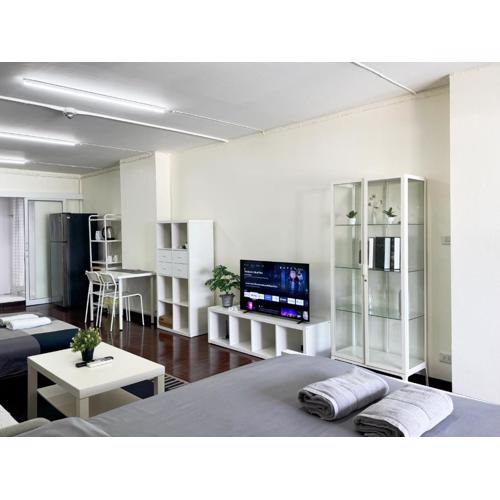 Central 1BR 50sqm BTS Walk Songkran Street Stay