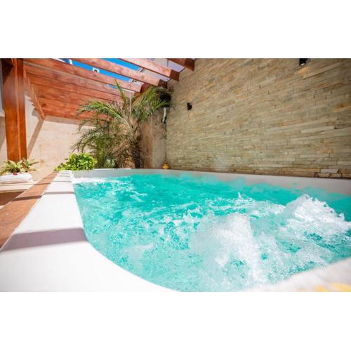 Central Area Bedroom With Common Kitchen, living room