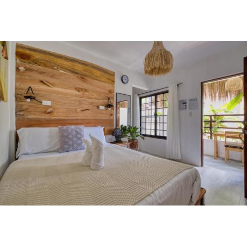 Central Cozy Bungalow 1 with AC and WIFI 5 min to Beach