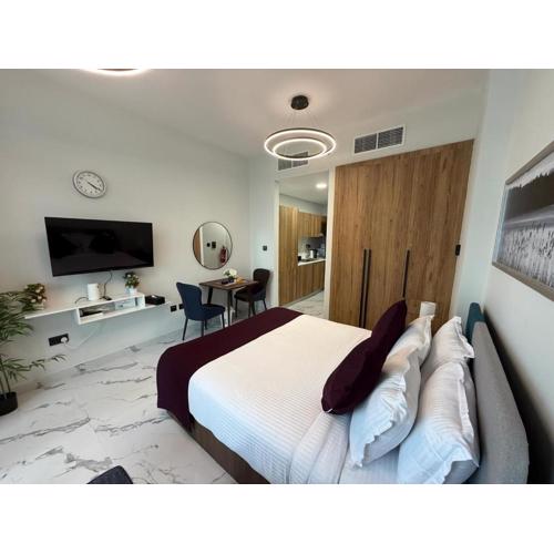 Central Stay Studio Apartment near Cleveland and Abu Dhabi Mall