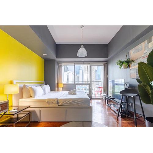 Central Stay w King bed near Greenbelt 55-In TV