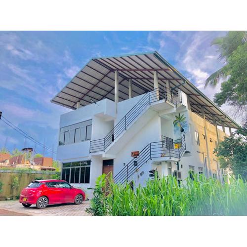 Ceylon Lodge - Airport Transit Hostel