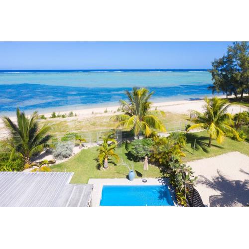 Chalet Kestrel with pool on the beach