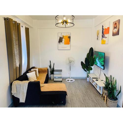 Charming 2BR Apartment with Balcony and Mountain View - Logan's Transient Apartment 2