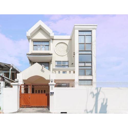 Charming 3-Storey house near BTS Onnut Station