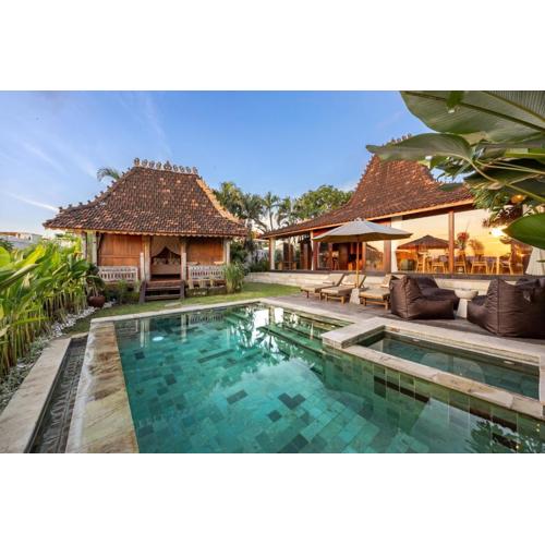 Charming 4BR Wooden Villa with Lush Garden Oasis by Santi mnagement