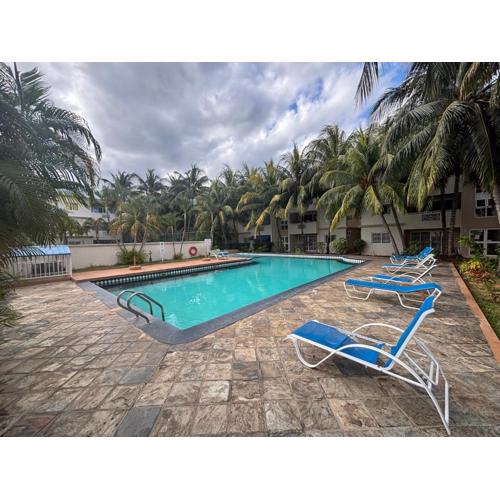 Charming Apartment with Pool View Near the Beach