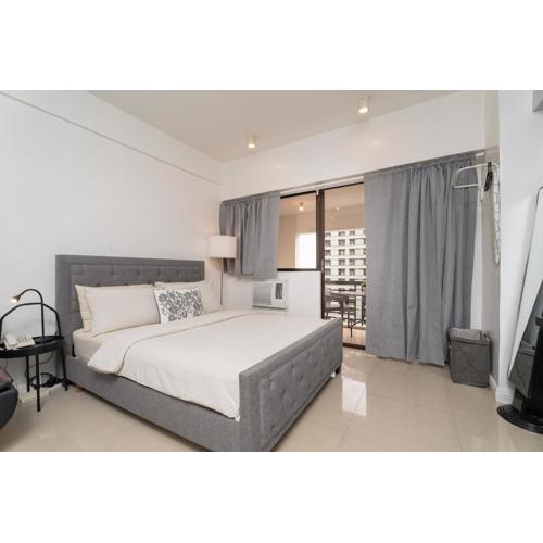 Charming Greenbelt Condo with Balcony & Pool Access