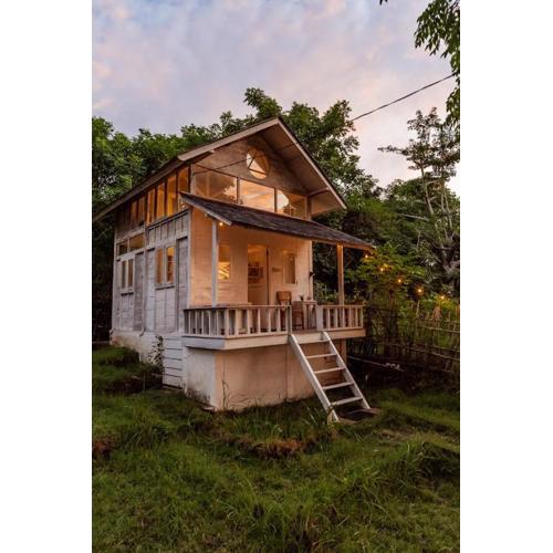 Charming Rustic Escape with Breathtaking Sea Views