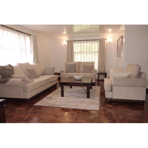 Cheerful 4-bedroom with pool