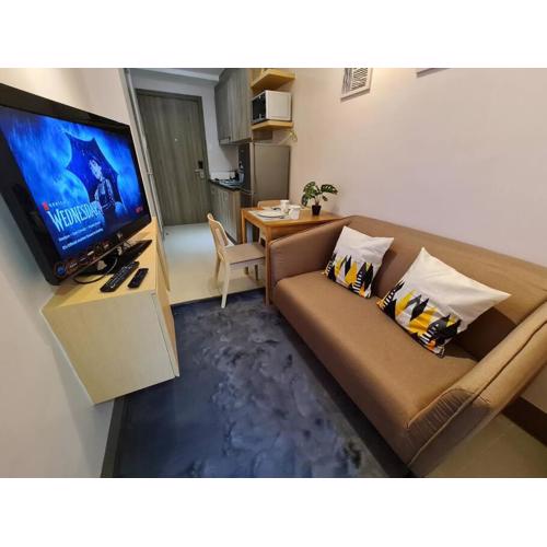 Chic 2 Bedroom EDSA APT with Balcony