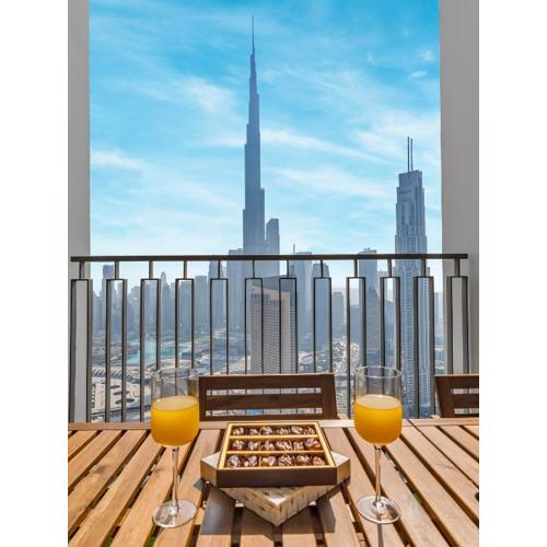Chic 4 Bedroom Apartment I Burj Khalifa & Fountain Views I Direct Access to Dubai Mall I Free Gym, Pool, Parking Wi-Fi and PS5 I by Skyline Serenity