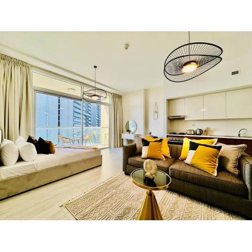 Chic Apt Hameni Tower, JVC Bright with Pool View