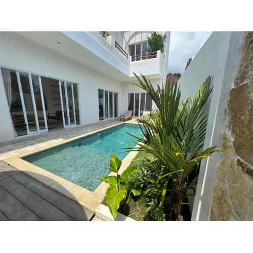 Chic Brand New 4 BR villa with Pool near The Beach