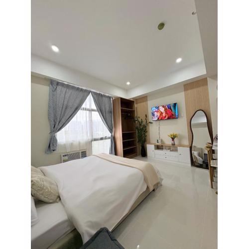 Chic Condo with Gym and Pool Access