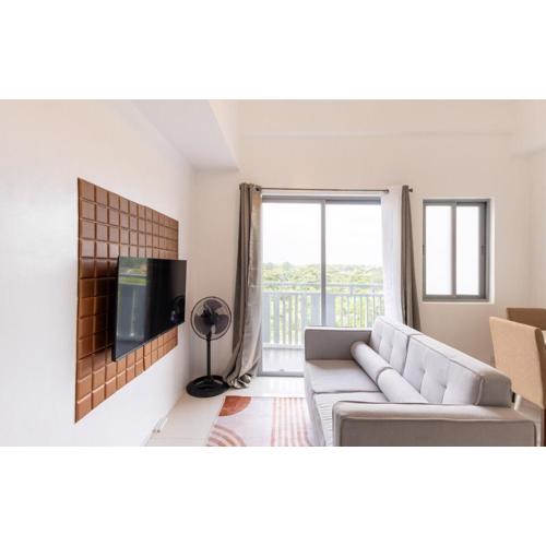 Chic Haven & Classy 2 Bedroom with Balcony